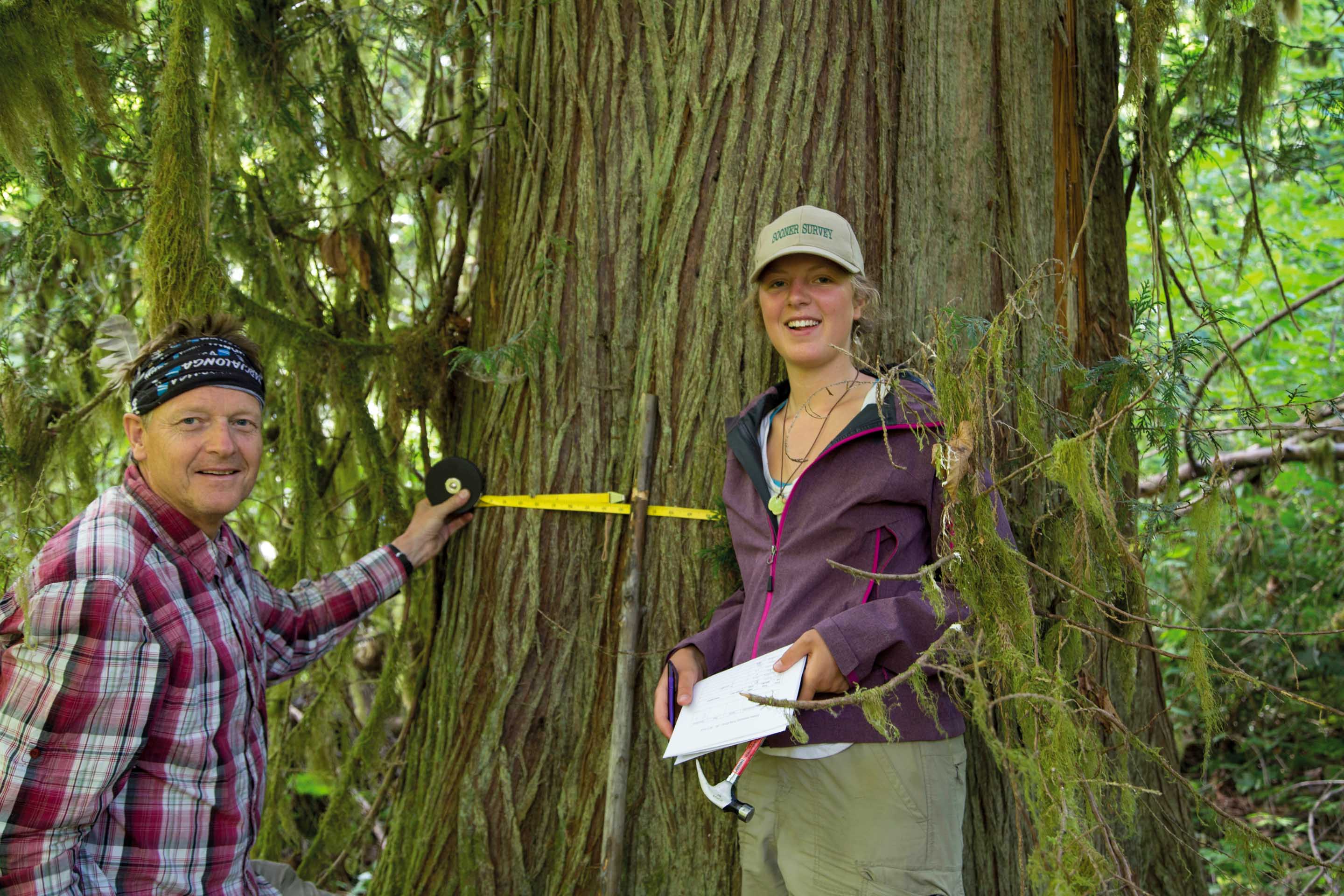 During our expedition we measure trees in Canada Our expedition participants Charlotte and Juergen measure trees on our protected areas to research the exact CO2 storage capacity.