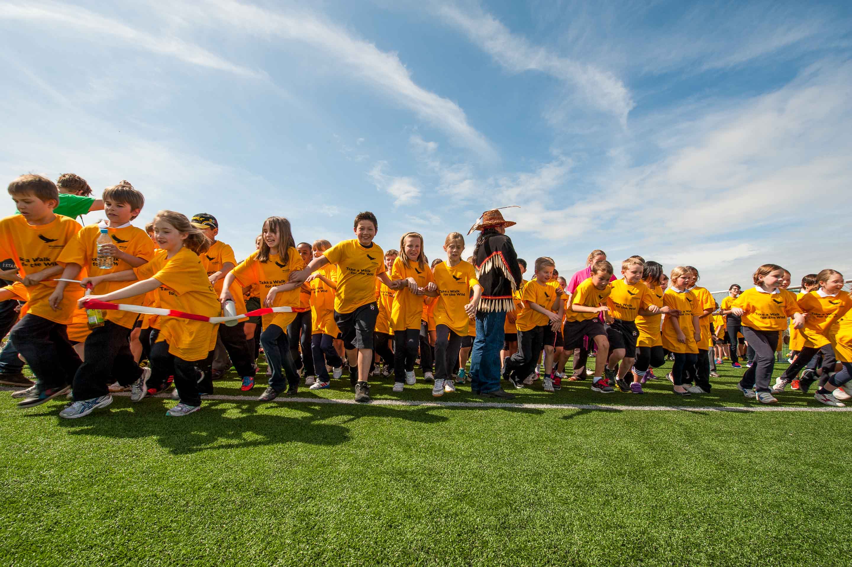 In the wilderness run, students run to support the preservation of the rainforest. Here, children from the international school in Cologne are running. 
